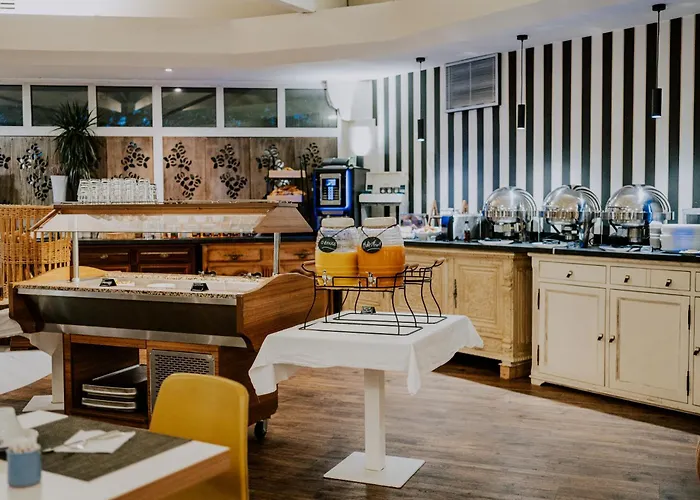 Hotel Garrigae Domaine De L'esterel - Piscine & Cinq Mondes